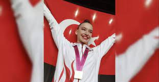 Bale antrenörünün tavsiyesi üzerine cimnastiğe başlayan ayşe begüm onbaşı, ilk yarışmasına 8 yaşında katıldı. Cimnastikte Gururumuz Ayse Begum Onbasi Dunya Sampiyonu Oldu