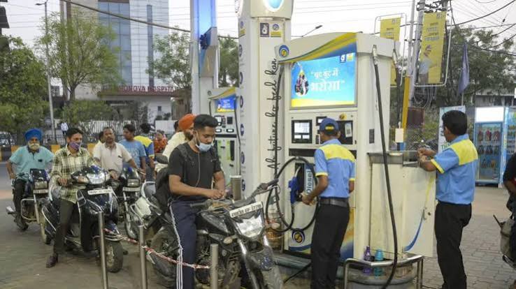 Petrol-Diesel Price Hike: आज फिर महंगा हुआ पेट्रोल-डीजल, 5 दिनों के अंदर दूसरी बार बढ़े दाम - India TV Hindi