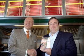 Die partei hat nun 27 sitze in der kammer. Geert Hoste Stelt Nieuw Boek Voor In Frituur Bart De Wever Deurne Gazet Van Antwerpen Mobile
