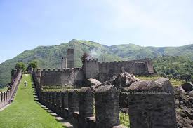Rivivere Il Medioevo A Castelgrande Di Bellinzona Castelli Svizzera Medioevo