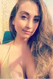 In a photo which has been widely shared on twitter, natalie viscuso was pictured wearing east african tribal attire, while her neck was coloured darker from the neck down. Filmproduzentin Das Ist Henry Cavills Neue Freundin Natalie Promiflash De