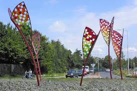 kleurrijke bladeren op een rotonde in naaldwijk van lia koster 20010 staal en glas in lood glas in lood glas kunstwerk