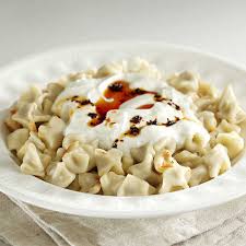 Hamur küçük parçalara ayrılıp yufka şeklinde oklava ile açılır ve bunlar mantı şeklinde kare haline getirilir. Manti Kac Kalori