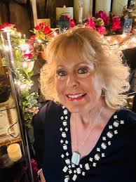 Polly Snell's Instagram, Twitter & Facebook