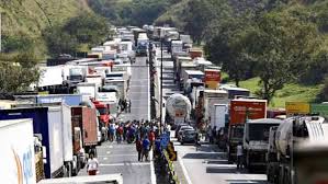 Resultado de imagem para IMAGENS MANIFESTAÃ‡ÃƒO CAMINHONEIROS