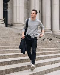 Salah satunya adalah kemeja polos. 10 Style Cowok Yang Keren Buat Pergi Ke Kampus