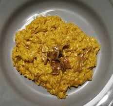 400 g di riso carnaroli, 1 pizzico di zafferano, 1 bustina di funghi secchi, 2 dadi (vegetali o ai funghi), 1 cipolla, ½ bicchiere di vino. Risotto Con Zafferano E Porcini Con Il Moulinex Cuisine Companion A Tavola Con Il Cuco