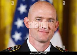 US Army Staff Sgt Ty Michael Carter spricht vor der Presse nach Erhalt die  Medal Of Honor während einer Zeremonie im Weißen Haus 26. August 2013 in  Washington, DC. Carter erhielt die