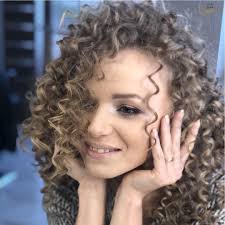 Африканська накрутка + трішки натуральної палітри для обличчя = КРАСА! ❤️  Просто неможливо залишитися непомітною! 🤗 Вирішили окремо розповісти про  афро кучері! Адже вони безсумнівно цього заслуговують 👩 ⠀ 👌 Дуже круто