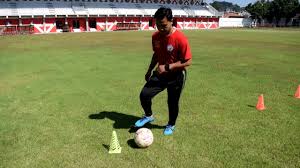 Teknik yang dilakukan untuk memulai permainan pada bola volli adalah. Apa Tujuan Menggiring Bola Pada Permainan Sepak Bola Belajar