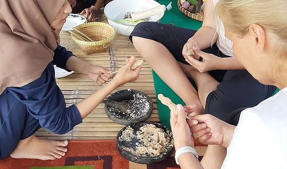 Learn Sasak recipes with local family