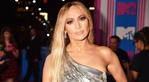 Just because a cut looks good on a celebrity or your friend doesn't necessarily mean it'll work for you too. Jennifer Lopez Debuts Short Haircut By Chris Appleton Photo Allure