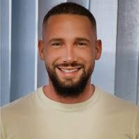 100+ perfiles de «Elshani»