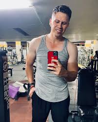 Que no falte selfie con los brazos bicolor #gym #selfie #workout #gymrat