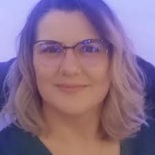 Am pregătit pentru voi o competiție dulce dar... dificilă! 😀 Pe de o parte  avem tortul yogurta (blat vanilie, cremă de iaurt și frișcă, decor: fructe  de pădure în jeleu, fulgi de