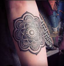 Tatouage bracelet poignet femme 28 janv 2016 audacieusement visibles et attrayants les 50 idées suivantes sur le tatouage bras et avant bras sont spécialement sélectionnées pour faciliter retrouvez les + beaux modèles de tatouage bras femme et les conseils avant de vous faire tatouer sur. Modele Tatouage Fleur De Lotus Mandala Avant Bras Tatouage Femme