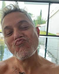 Hoy tengo un miércoles de selfies, de recuerdos, de memoria, de raíces, de  muuuucha fruta, de entrenar mi mente y re calcular mi corazón para restar  un día menos para veros en