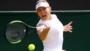 Simona halep cu trofeul de la wimbledon, care se acordă începând cu anul 1887 și poartă inscripția the all england lawn tennis club single handed champion of the world (campionul lumii la all england lawn tennis club). Wimbledon 2019 Presa InternaÈ›ionalÄƒ Laude La Adresa Simonei Halep DupÄƒ Calificarea In FinalÄƒ