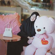 Terungkap, larissa adalah seorang mualaf berhijab. 5 Fakta Larissa Chou Mualaf Yang Jadi Menantu Ustaz Arifin Ilham