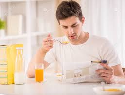 Homme Seduisant Prenant Son Petit Dejeuner Et Lisant Le Journal Dans La Cuisine Banque D Images Et Photos Libres De Droits Image 42816077