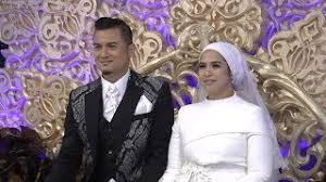 Dato' ahmad fadzli bin yaakob atau lebih dikenali sebagai fazley yaakob atau fazley (lahir 18 april 1978) sahaja, ialah seorang penyanyi dan pelakon yang berasal dari malaysia. Romantik Fazley Isteri Macam Pengantin Baharu Naik Pelamin Kali Kedua Youtube