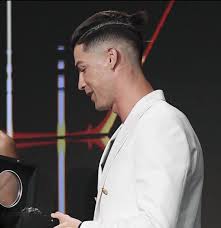 Bu videoda sizlere erkek uzun havalı saç modelleri, wax nasıl kullanılır, erkek saç stil önerileri, 2 dk'da en. Ronaldo Nun Yeni Sac Stili