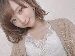 こぴ on instagram 女子力向上委員会委員長こぴ山です 首元がスッキリしている服を着るときは髪の毛はおろして巻くのが最近のスタイル 逆にパーカーの時は髪の毛縛ります インナーは earthmusicandecology カーディガンは freakssto スタイル 髪の毛 女子 力