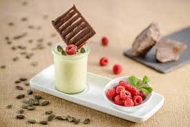 Kurbiskerneis Parfait Mit Dunklen Hippen Rezept Parfait Lebensmittel Essen Essen