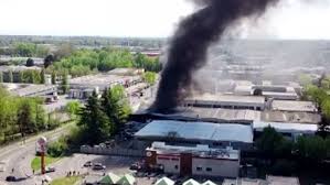 Incendi oggi in italia, 25 luglio 2017: Incendio A Rozzano Fiamme Nella Ditta Dei Rifiuti 12 Mezzi Distrutti Ipotesi Rogo Doloso