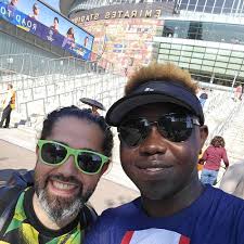 Who can take senior or graduation photos in Tomball?