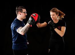 Ao se afastar após um momento que lutavam corpo a corpo, ramirez esqueceu a guarda e recebeu um upper que o jogou na lona pela segunda vez. Muay Thai Suas Tecnicas E Os Beneficios Para O Corpo Feminino Saude Persona