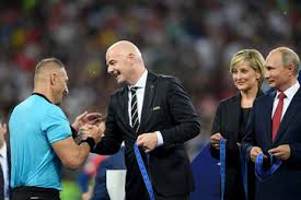 El juez argentino néstor pitana, que alcanzó la cúspide al dirigir la final de rusia 2018 y que acaba de pitar el partido. Nestor Pitana Pictures Photos Images Zimbio