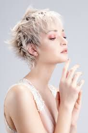 Coupe tendance 2021 avec frange sur le front et dégradé court. 2021 Le Grand Retour Du Court