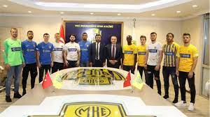 Uygulama içerisinde takımdan haberler, kadro, canlı skor, destek veren esnaf listesi v.b bulabilirsiniz. 15 Neue Auf Einen Streich Transferreicher Deadline Day Fur Mke Ankaragucu Transfermarkt