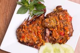 Geprek sayap ayam dan udang pada cobek yang sudah tersedia sambal geprek yang telah dihaluskan. Resep Ayam Geprek Istimewa Resep Masakan Jawa