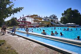 A nyitást sok érdeklődő már a bejáratnál várta. Kecskemeti Elmenyfurdo Es Csuszdapark Kecskemet Strand Strand Hu