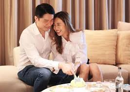 #張嘉兒 於《 #陀槍師姐2021 》劇中飾演 #宣萱 身邊其中一位好姊妹翁珠迪，與另一好友古綺玲（麥美恩飾）不時為宣萱出主意；她表示難得獲監製. å²'æè´¤åˆ†äº«å§Šå¦¹æƒ…æ­jenniferæ‰ä¿Šè€å…¬kelvinèƒŒæ™¯ æ¯æ—¥å¤´æ¡