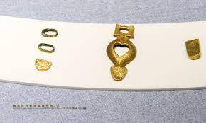 辽缠枝牡丹纹金蹀躞带饰内蒙古通辽木头营子出土内蒙古博物院藏the liao dynasty 907 1125 gold belt ornament with peony shaped unearthed f cartier love bracelet love bracelets