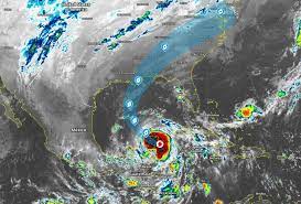 El huracán delta alcanzó la madrugada de este martes vientos máximos sostenidos de unos 140 kilómetros por hora y se aproxima en forma gradual a las costas del estado de quintana roo, en la península de yucatán, méxico, informaron fuentes oficiales. El Huracan Zeta Toca Tierra En La Peninsula De Yucatan Mexico