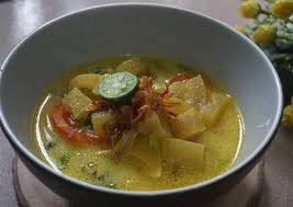 500 gram kikil sapi, 2 lembar daun jeruk, 2 batang sereh, digeprek, 2 cm jahe, digeprek, 1 sdt garam, 1 liter air utk merebus kikil, 3 sdm minyak goreng utk menumis, 1 sdt kunyit bubuk, 3 lembar daun salam, 3 lembar daun jeruk, 2 batang sereh, 2 cm kayu manis, 6 buah cengkeh. Resep Soto Kikil Santan Oleh Bunda Nissa Cookpad