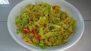 Masukkan cili, bawang putih, dan daun bawang. Resepi Kubis Goreng Telur
