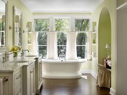 The bathroom brings together three curtain models at once. 18 Inspirational Ideas For Choosing Properly Bathroom Window Curtains