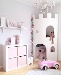 Pinkes Kleines Madchenzimmer Mit Einem Schlossturm Zum Lesen Und Aufbewahren Aufbewahren Einem Zimmer Fur Kleine Madchen Kinder Zimmer Kinderschlafzimmer