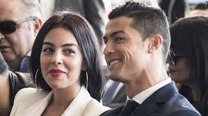 Georgina rodriguez has opened up on life with cristiano ronaldo, admitting that the juventus star isn't a ray of sunshine after suffering defeats and saying she used to feel ashamed to work out in front of her lover. Cristiano Ronaldo Y Georgina Rodriguez La Historia De Amor Que Nacio En Una Tienda De Gucci