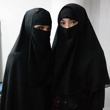 Yaa ayyuhan naasuttaqu rabbakumullazii khalaqakum min nafsiw waahidatiw wa khalaqa min haa zaujahaa wa bassa min humaa rijaalang kasiiraw wa nisaa'aa, wattaqullaahallazii. Terancam Boikot Inilah Yang Sebenarnya Terjadi Pada Ayat Ayat Cinta 2