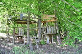 Parking is right outside the cabin. Lager Hauser Behausungen Raus