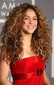 The secret to making your curly locks look beautiful lies in styling them right. Shakira Long Curls Shakira Hair Lookbook Stylebistro
