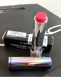 Cukup pakai tipis di bibir, maka lipstick ini akan memberi anda warna merah yang bagus. Tips Pemilihan Lipstick Yang Baik Untuk Bibir Inilah Realiti