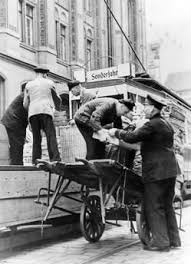 Arbeiter Laden Nahrungsmittel Auf Einen Zug Der Bvg Im Berlin Der Nachkriegszeit 1945 1950 Transports Publics Berlin Public