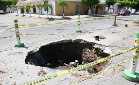 Socavón #ciudadlineal rescate vehículos 8feb19. Mochitenses Preocupados Por Gran Numero De Socavones